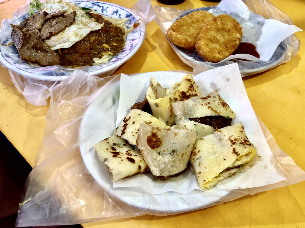 台北士林 滿佳香漢堡店 平價好吃的早餐店 鐵板麵加肉排必點 嚇死人誇張的排隊人潮 克萊兒萱