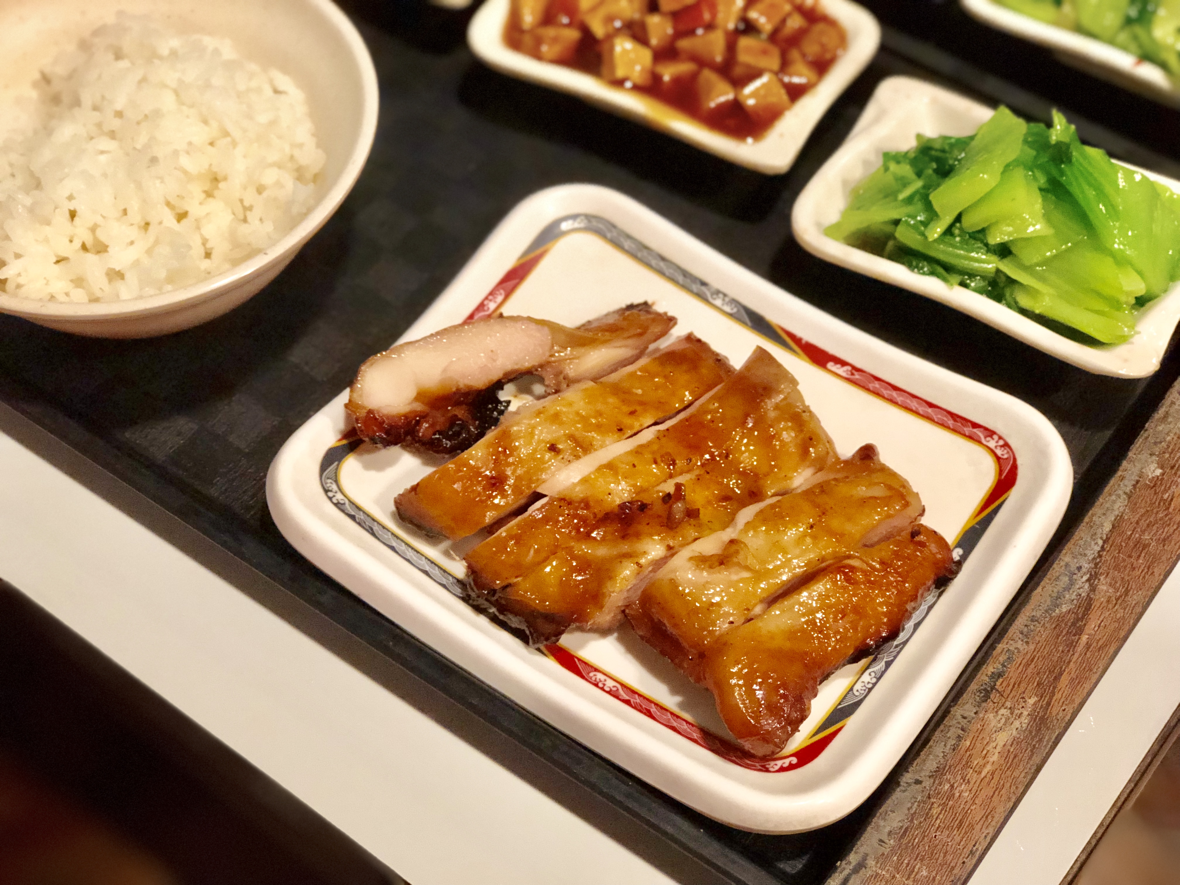 台北信義 北醫商圈好吃珍品味泰式雞腿淡淡烤肉香配酸甜沾醬好加分 克萊兒萱