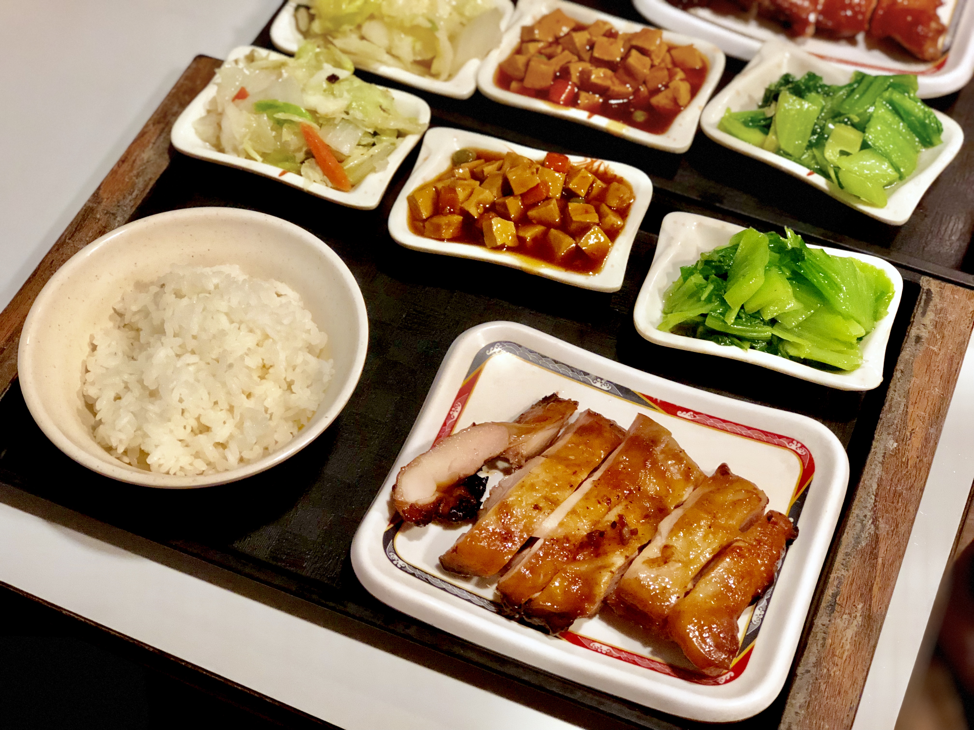 台北信義 北醫商圈好吃珍品味泰式雞腿淡淡烤肉香配酸甜沾醬好加分 克萊兒萱